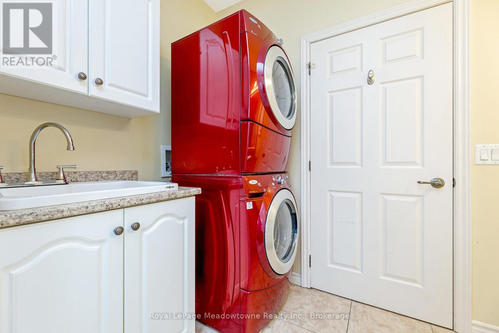 












120 GRACEHILL CRESCENT

,
Hamilton (Freelton),




Ontario
L8B1A5

