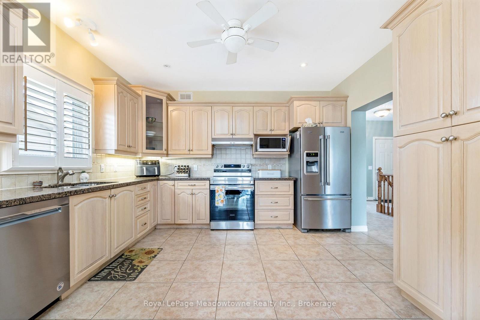 












120 GRACEHILL CRESCENT

,
Hamilton (Freelton),




Ontario
L8B1A5

