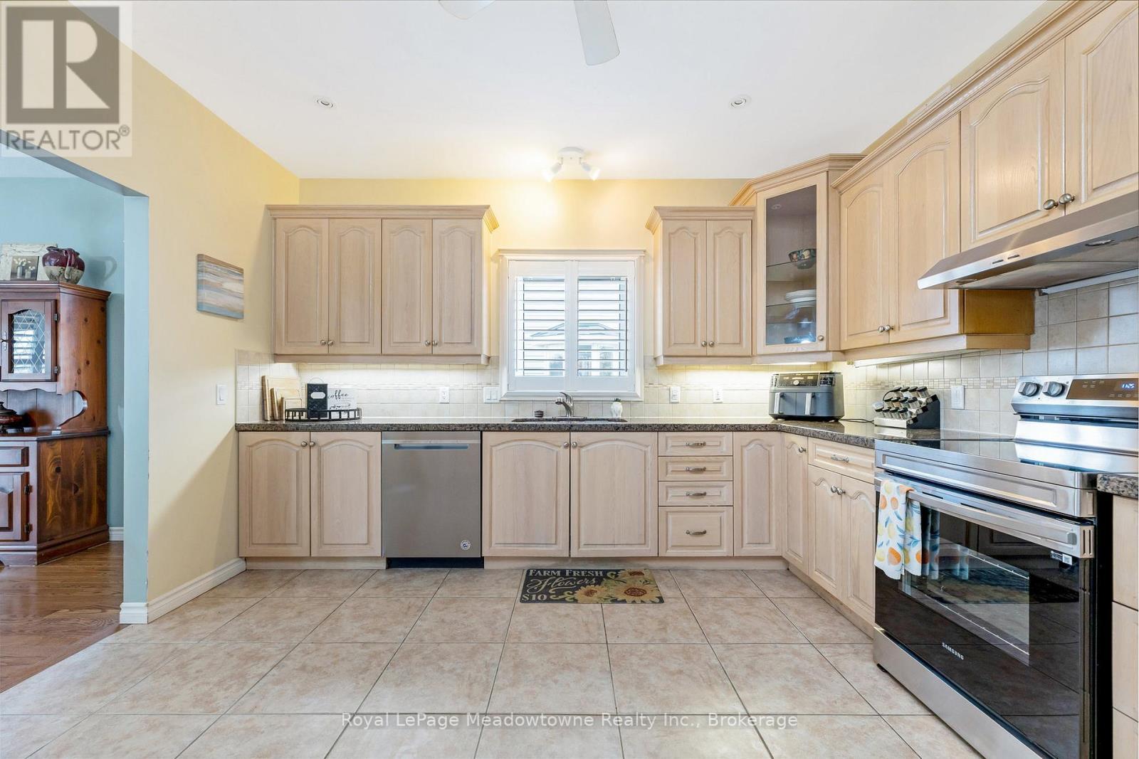 












120 GRACEHILL CRESCENT

,
Hamilton (Freelton),




Ontario
L8B1A5

