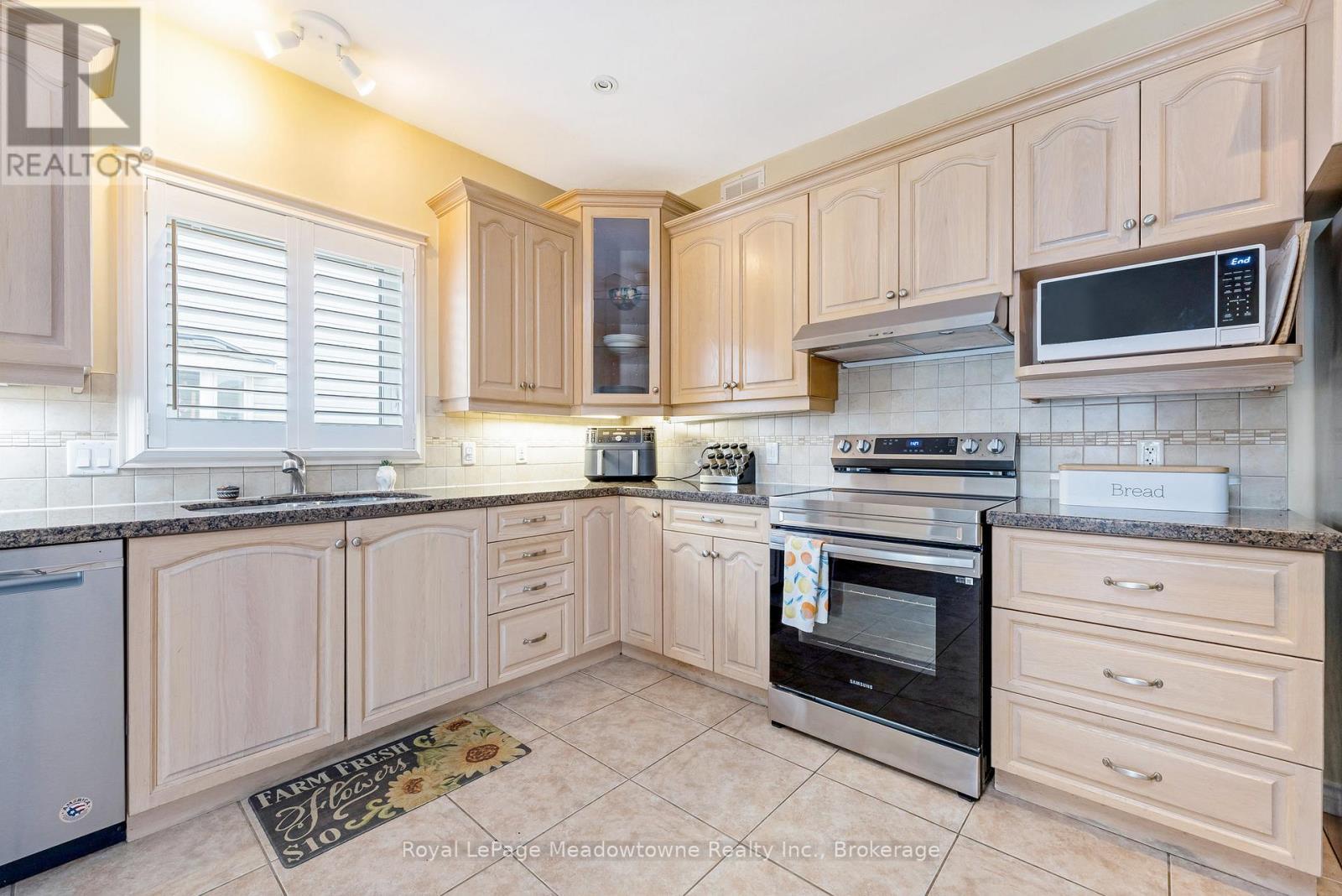 












120 GRACEHILL CRESCENT

,
Hamilton (Freelton),




Ontario
L8B1A5

