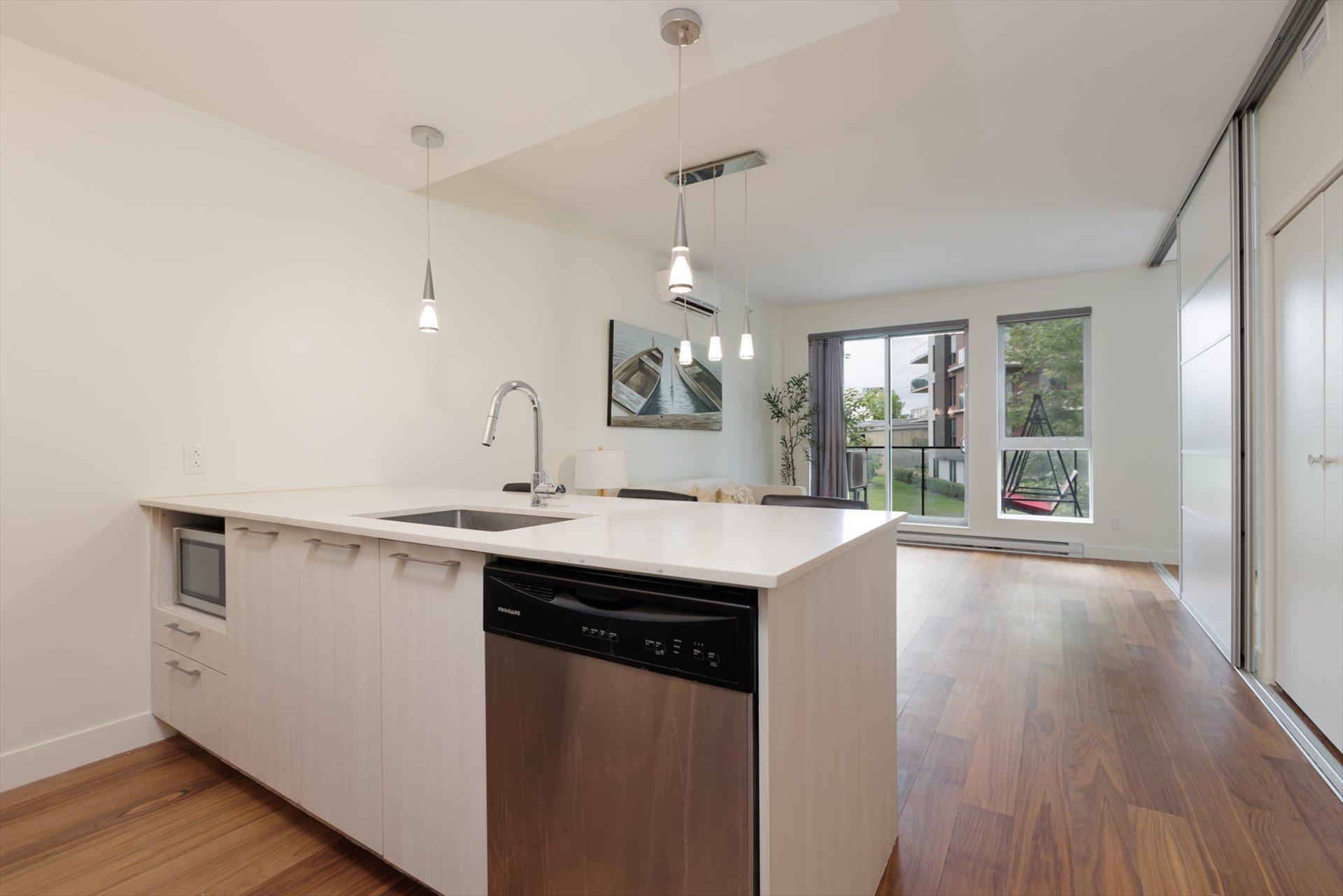 









4


Av. Donegani

, 207,
Pointe-Claire,




QC
H9R0C8

