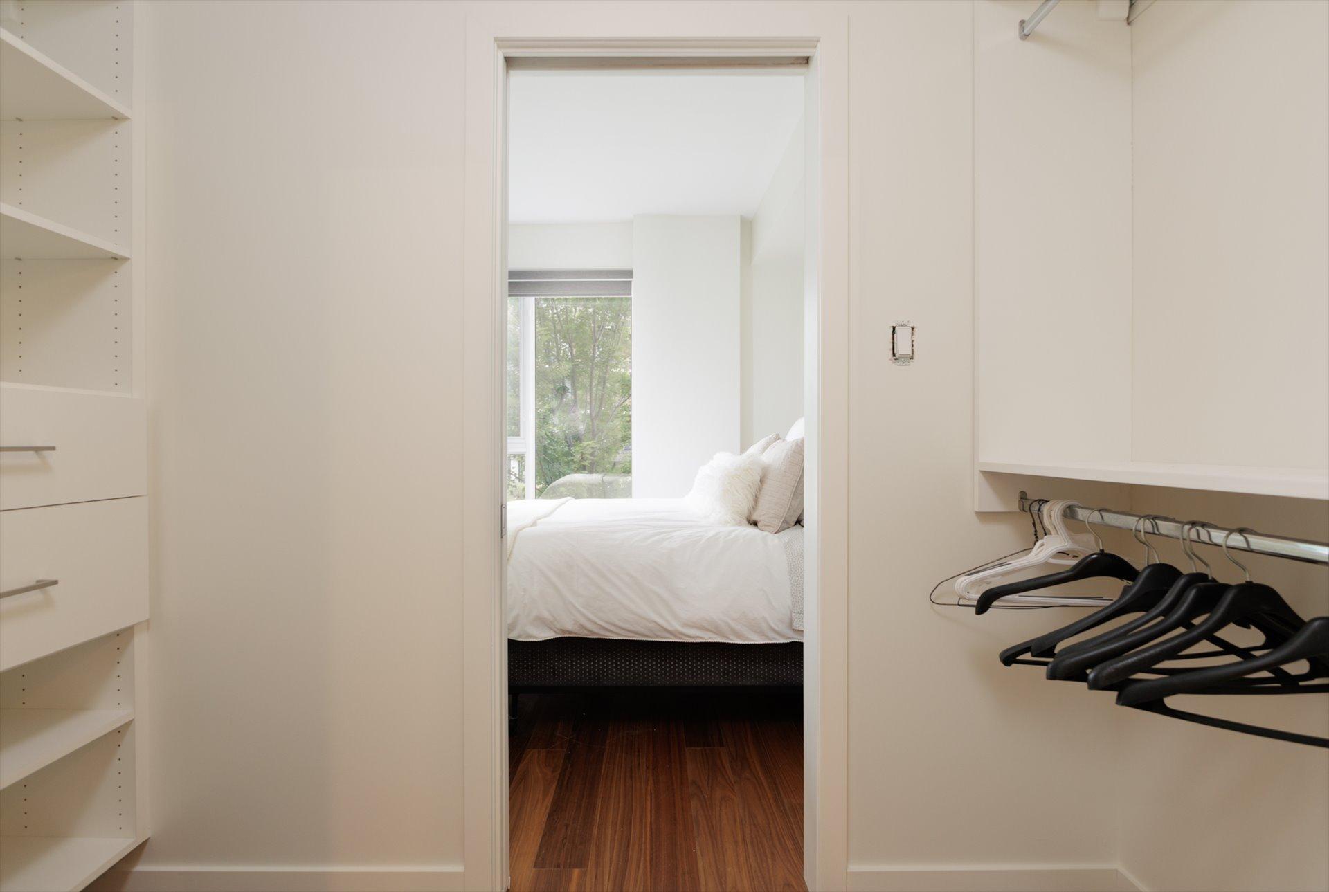 









4


Av. Donegani

, 207,
Pointe-Claire,




QC
H9R0C8

