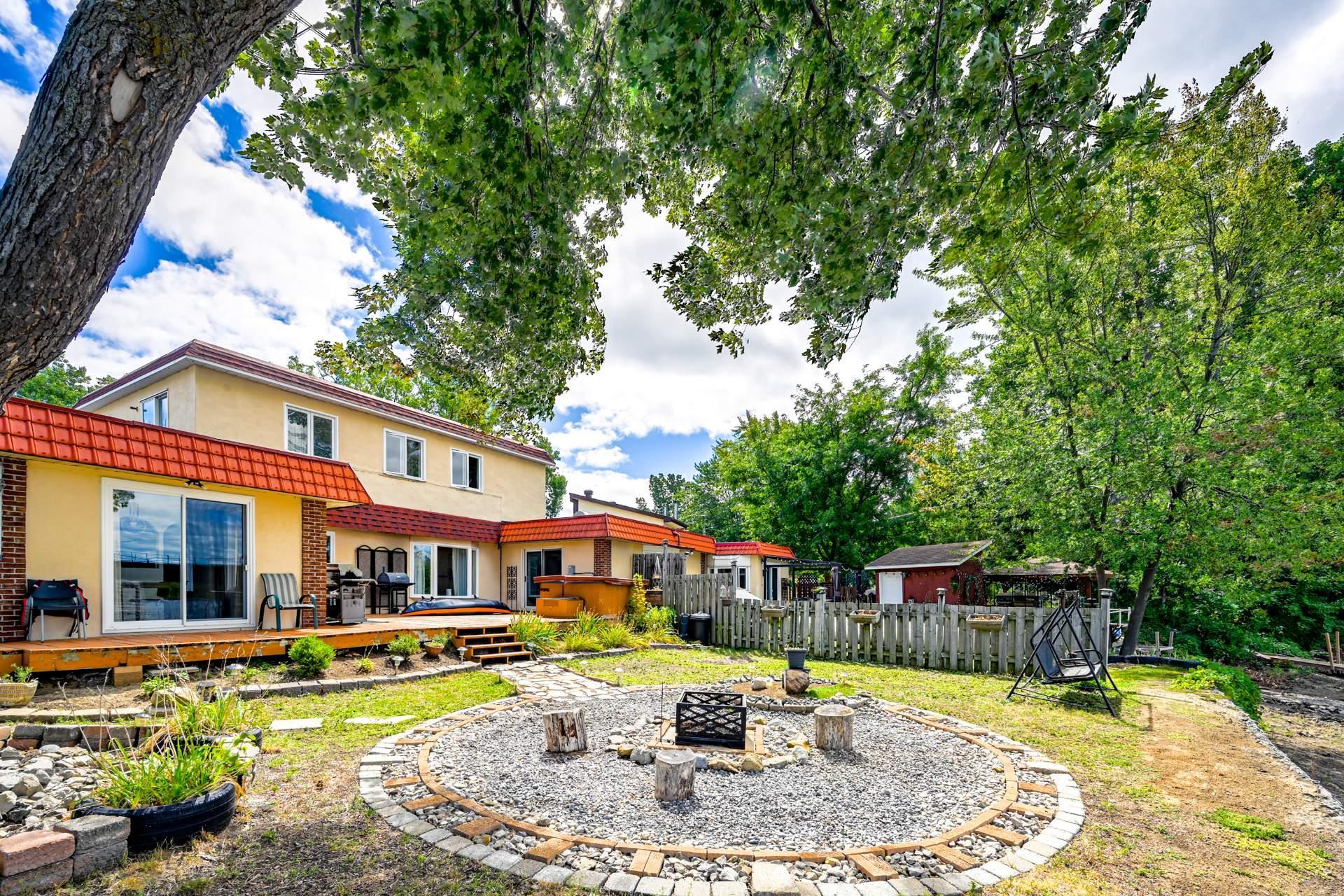 









13

 - 15


Rue Alfred

,
Laval (Sainte-Rose),




QC
H7L2G8

