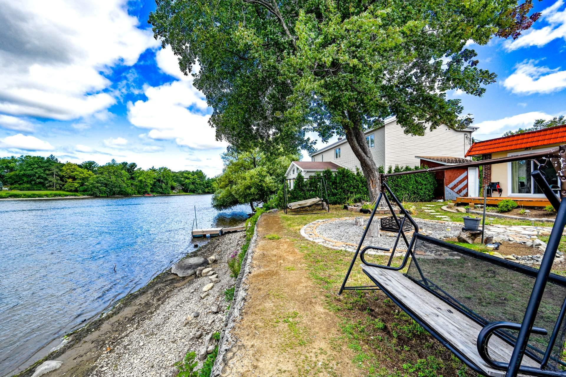 









13

 - 15


Rue Alfred

,
Laval (Sainte-Rose),




QC
H7L2G8

