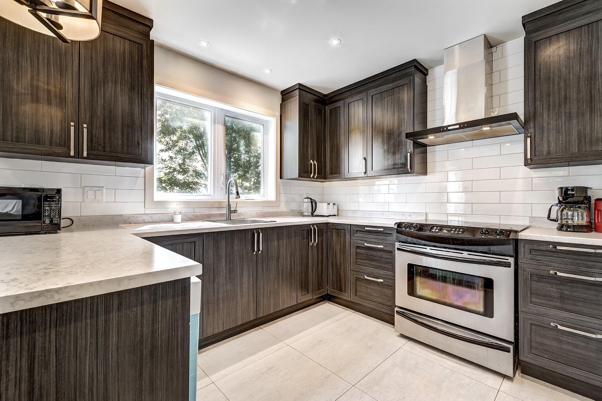 









5045


Rue Cornwall

,
Longueuil (Saint-Hubert),




QC
J3Y2S8

