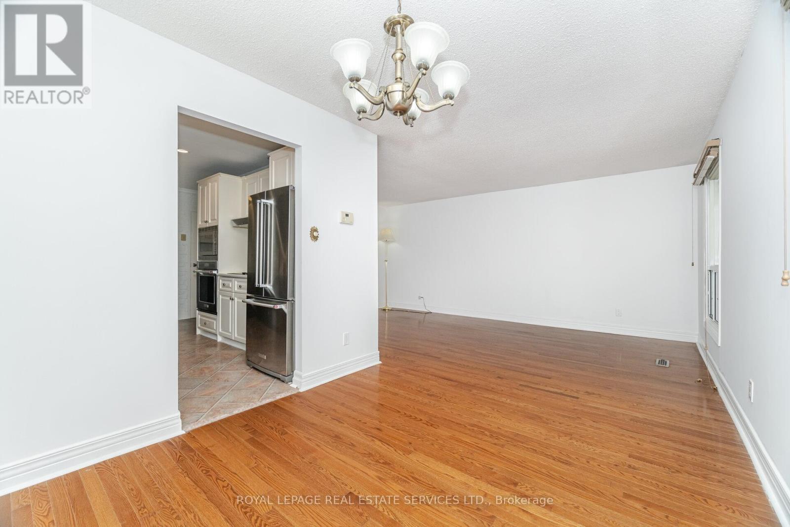 












518 VANGUARD CRESCENT

,
Oakville,




Ontario
L6L5G7

