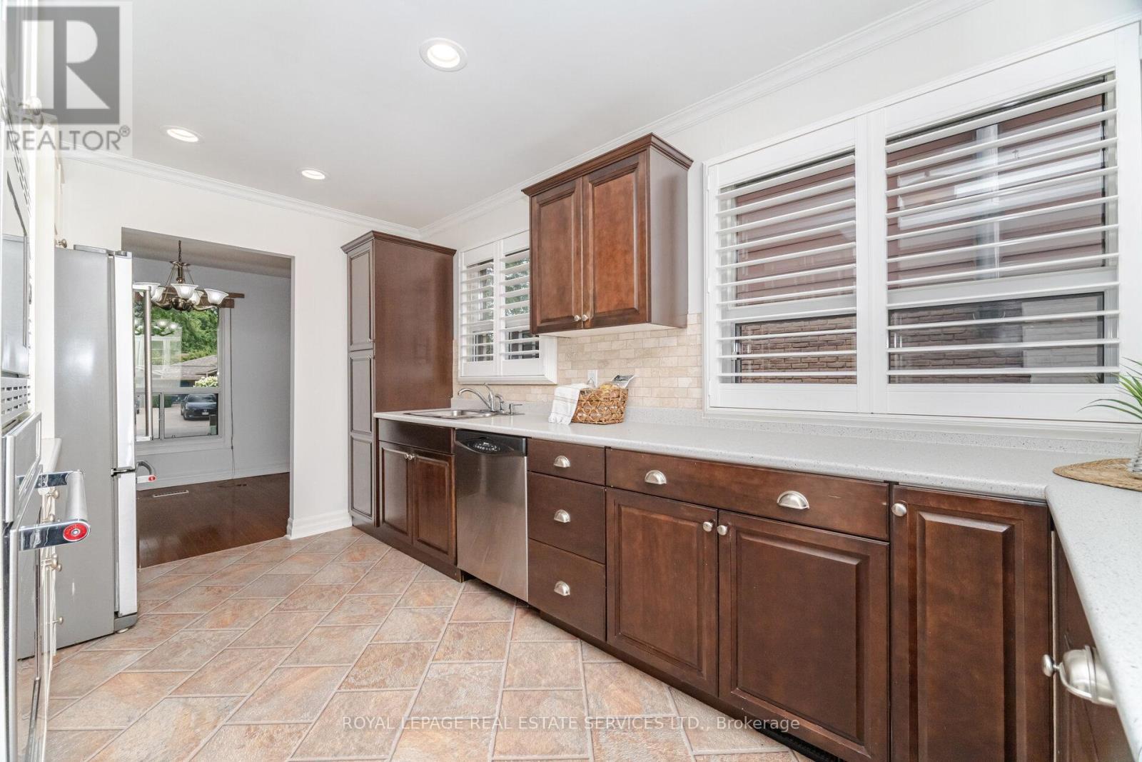 












518 VANGUARD CRESCENT

,
Oakville,




Ontario
L6L5G7

