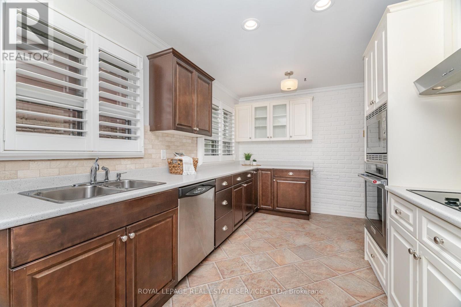 












518 VANGUARD CRESCENT

,
Oakville,




Ontario
L6L5G7

