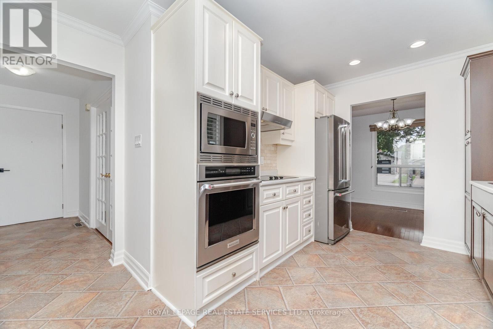 












518 VANGUARD CRESCENT

,
Oakville,




Ontario
L6L5G7

