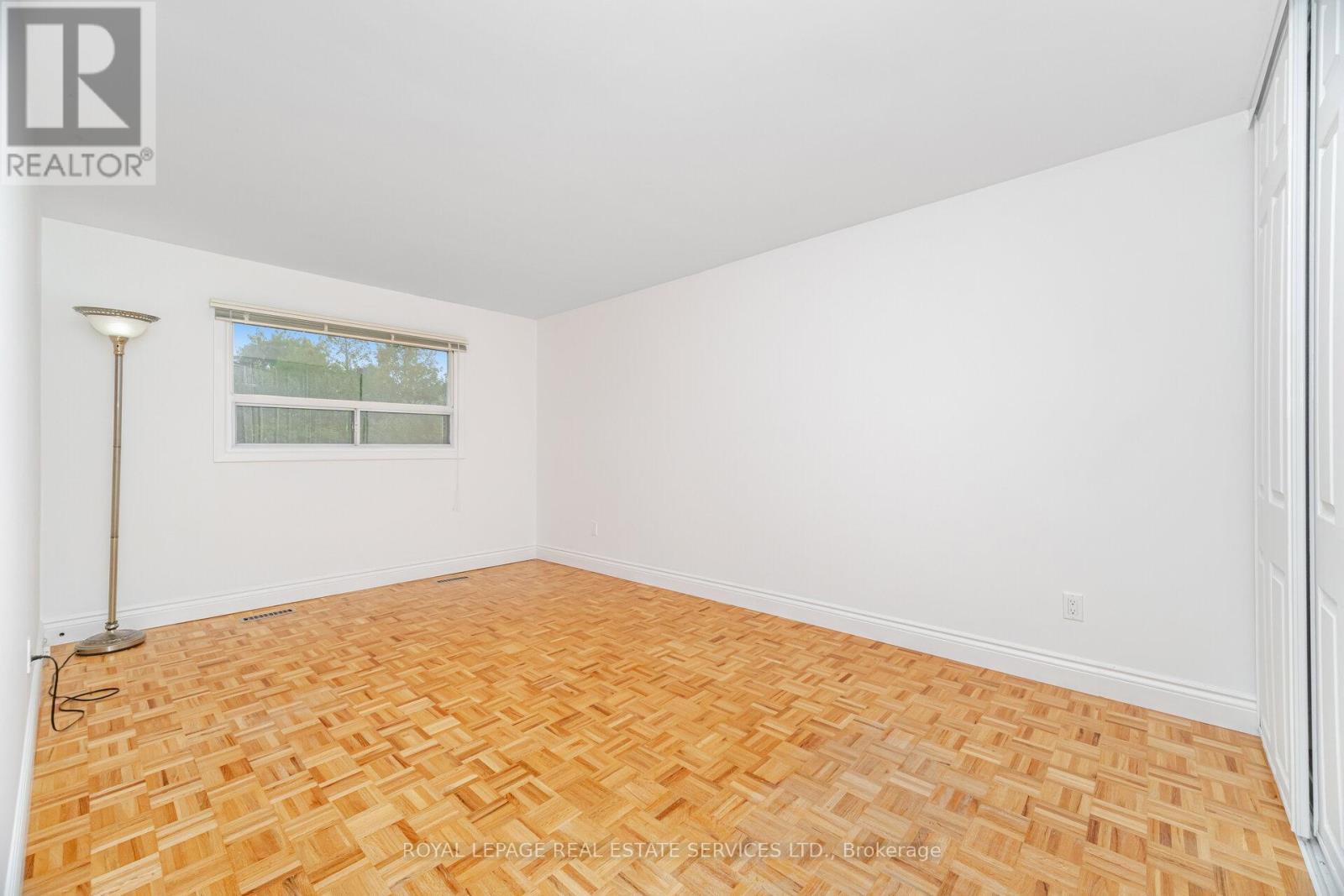 












518 VANGUARD CRESCENT

,
Oakville,




Ontario
L6L5G7

