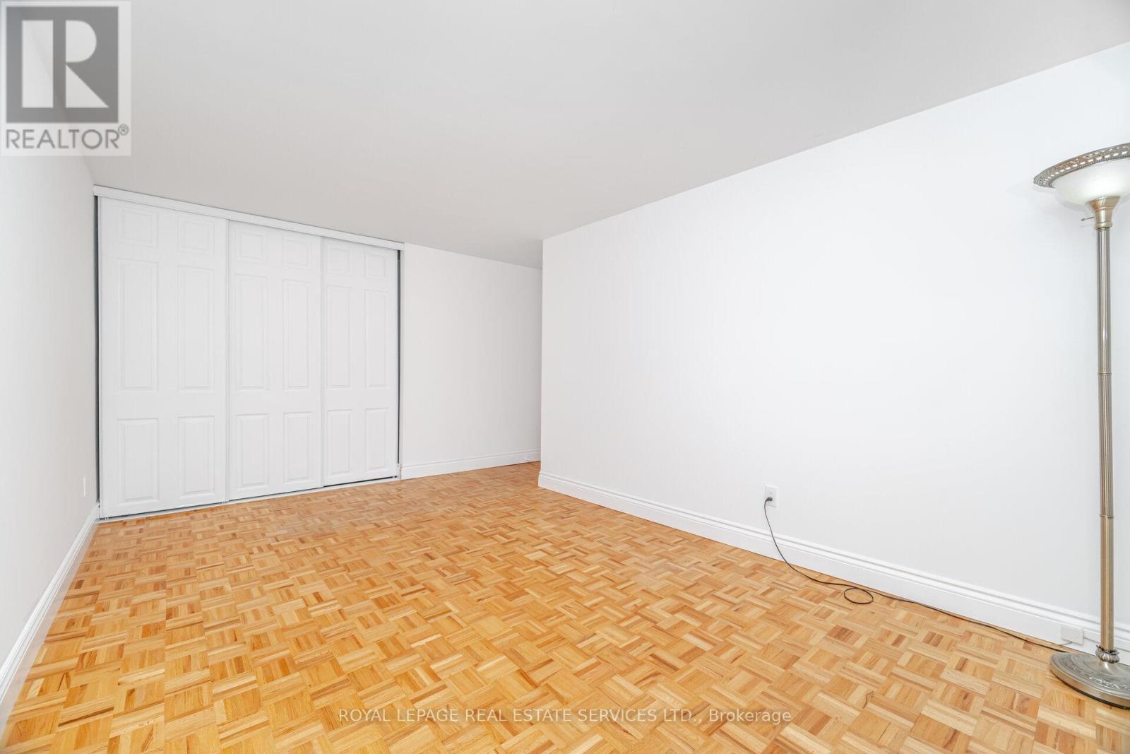 












518 VANGUARD CRESCENT

,
Oakville,




Ontario
L6L5G7

