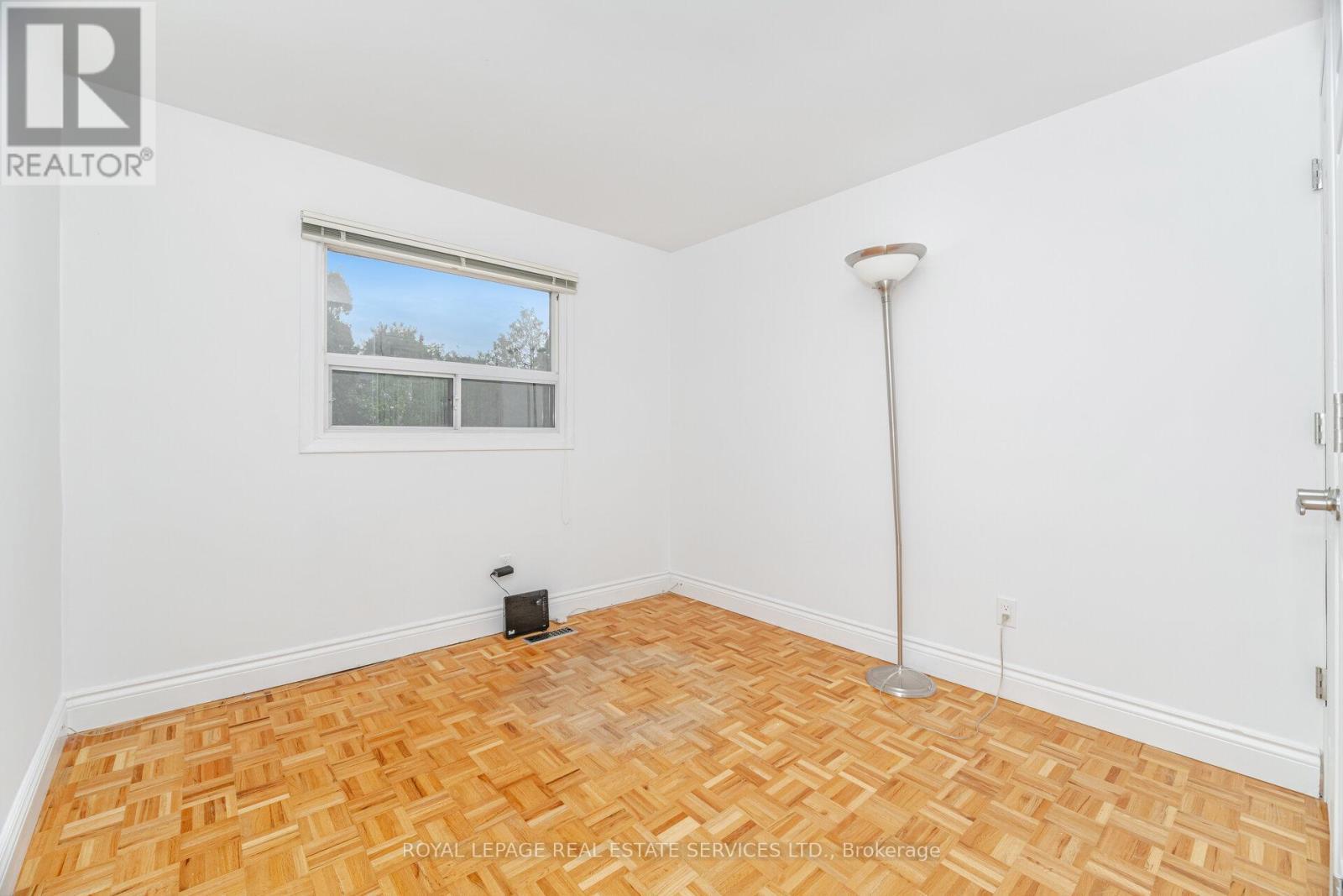 












518 VANGUARD CRESCENT

,
Oakville,




Ontario
L6L5G7

