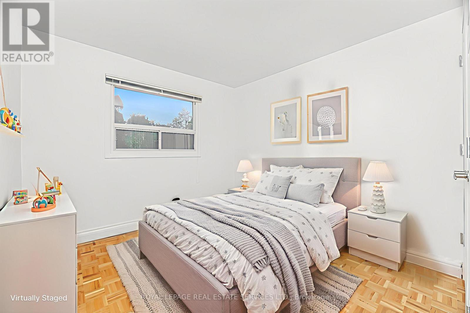 












518 VANGUARD CRESCENT

,
Oakville,




Ontario
L6L5G7

