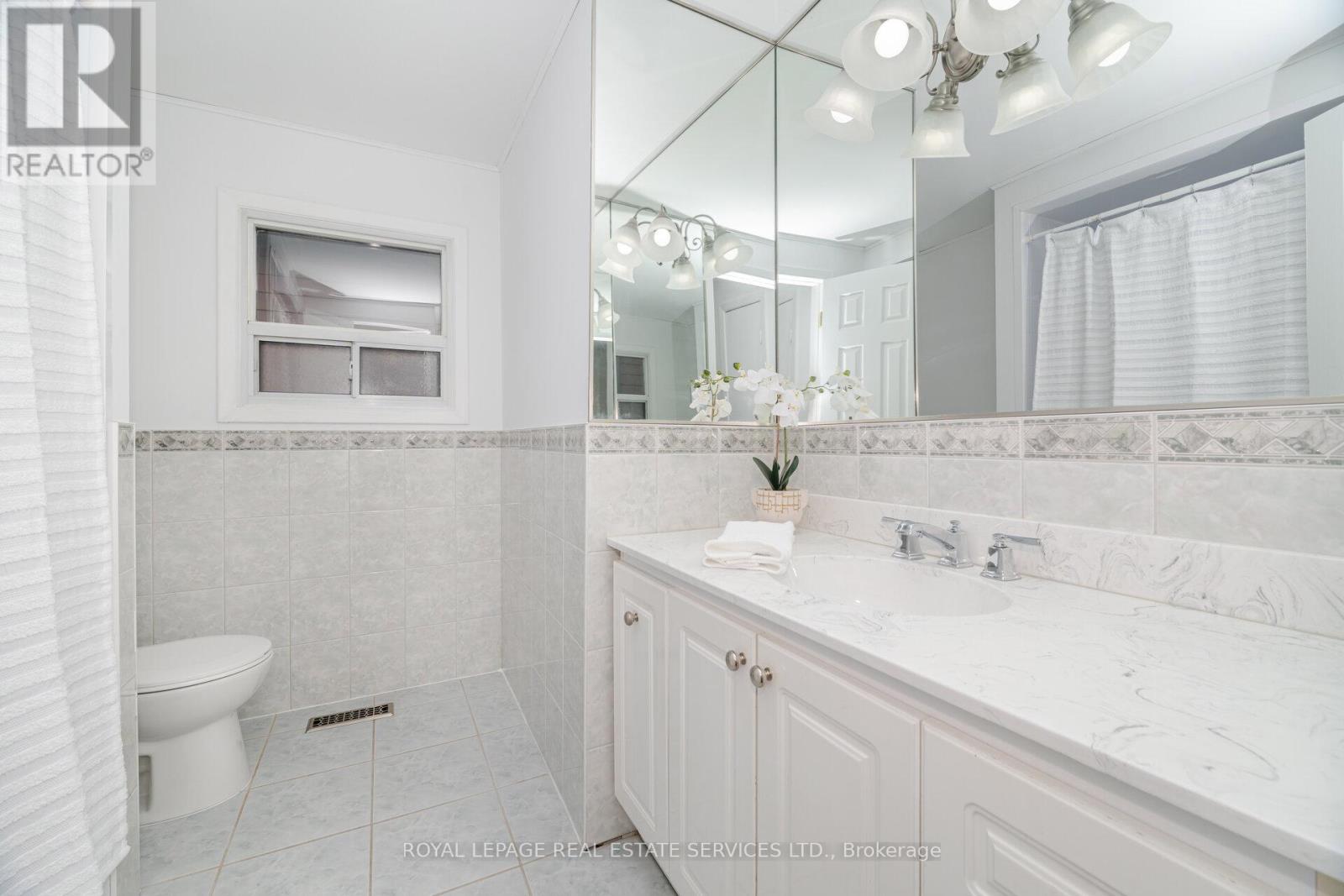 












518 VANGUARD CRESCENT

,
Oakville,




Ontario
L6L5G7

