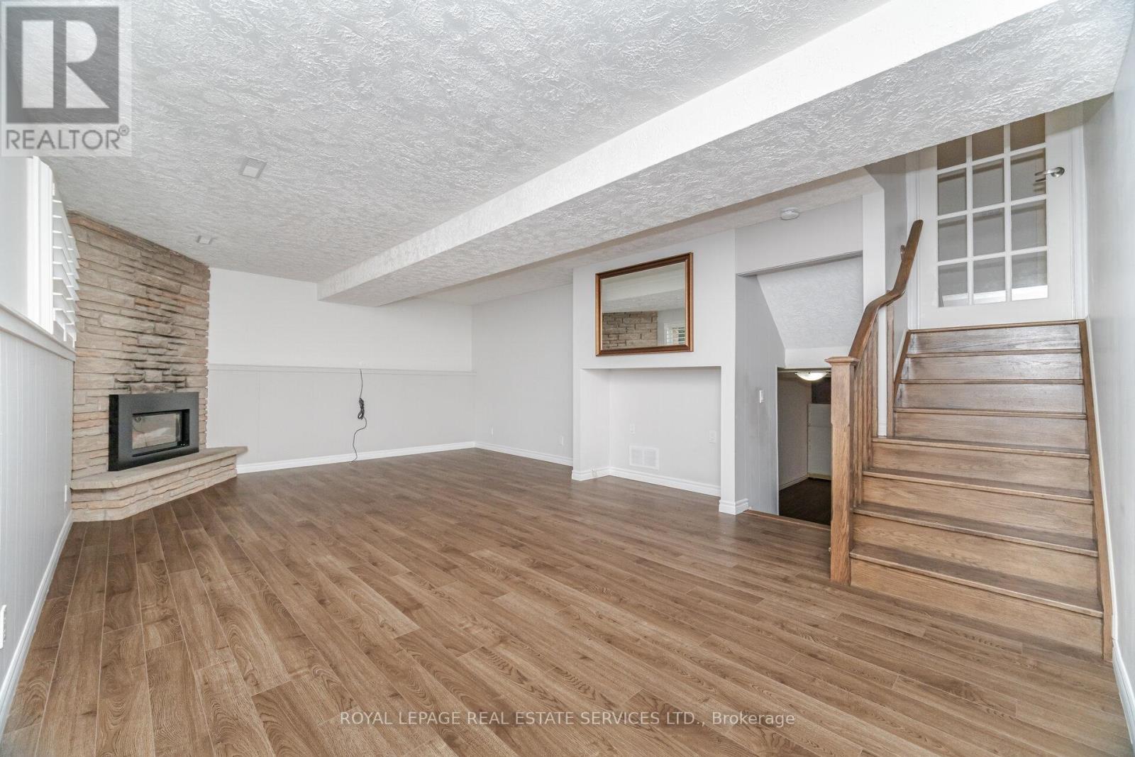 












518 VANGUARD CRESCENT

,
Oakville,




Ontario
L6L5G7

