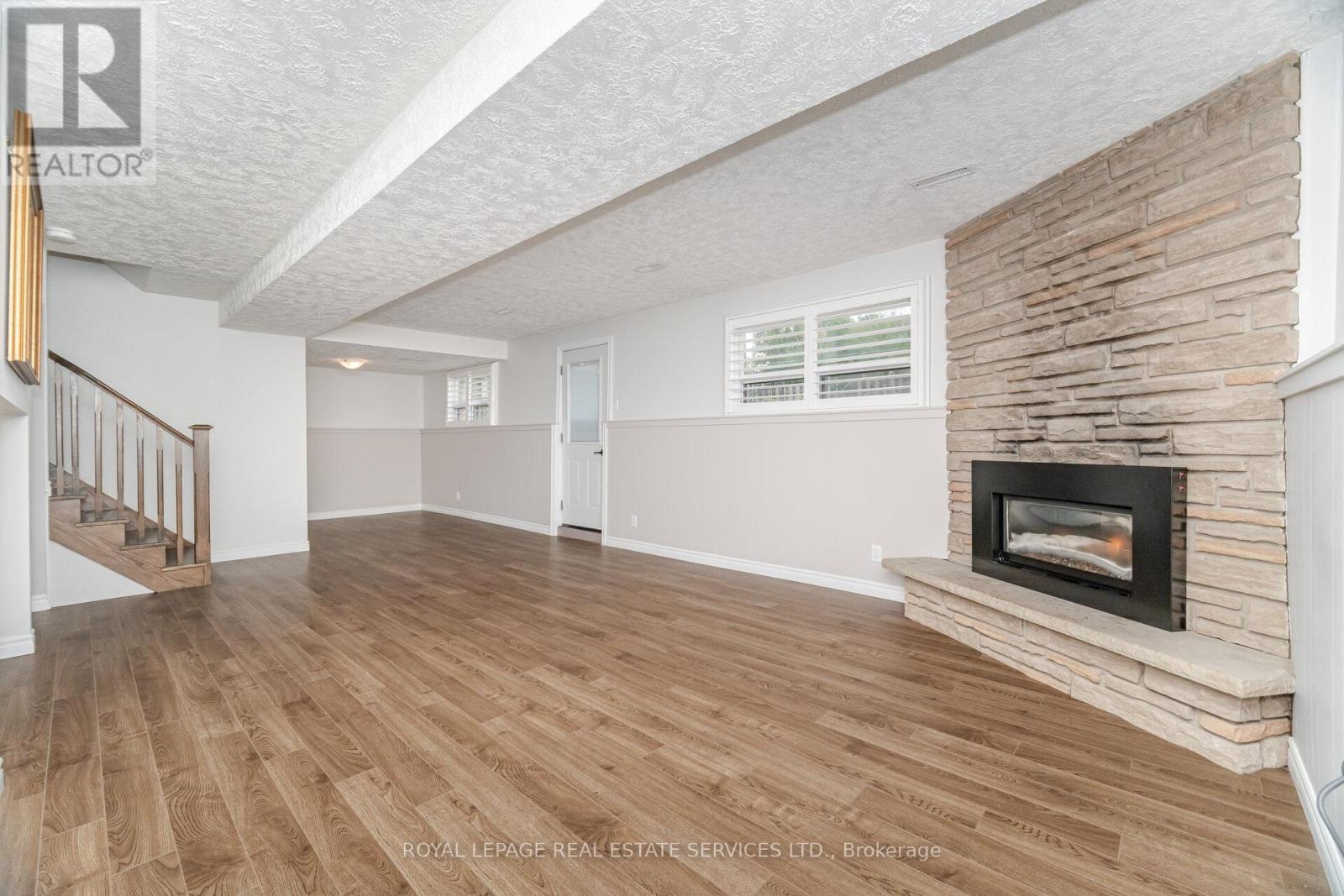 












518 VANGUARD CRESCENT

,
Oakville,




Ontario
L6L5G7

