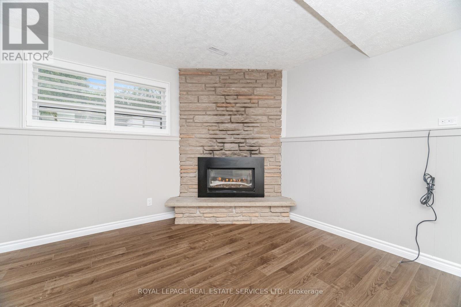 












518 VANGUARD CRESCENT

,
Oakville,




Ontario
L6L5G7

