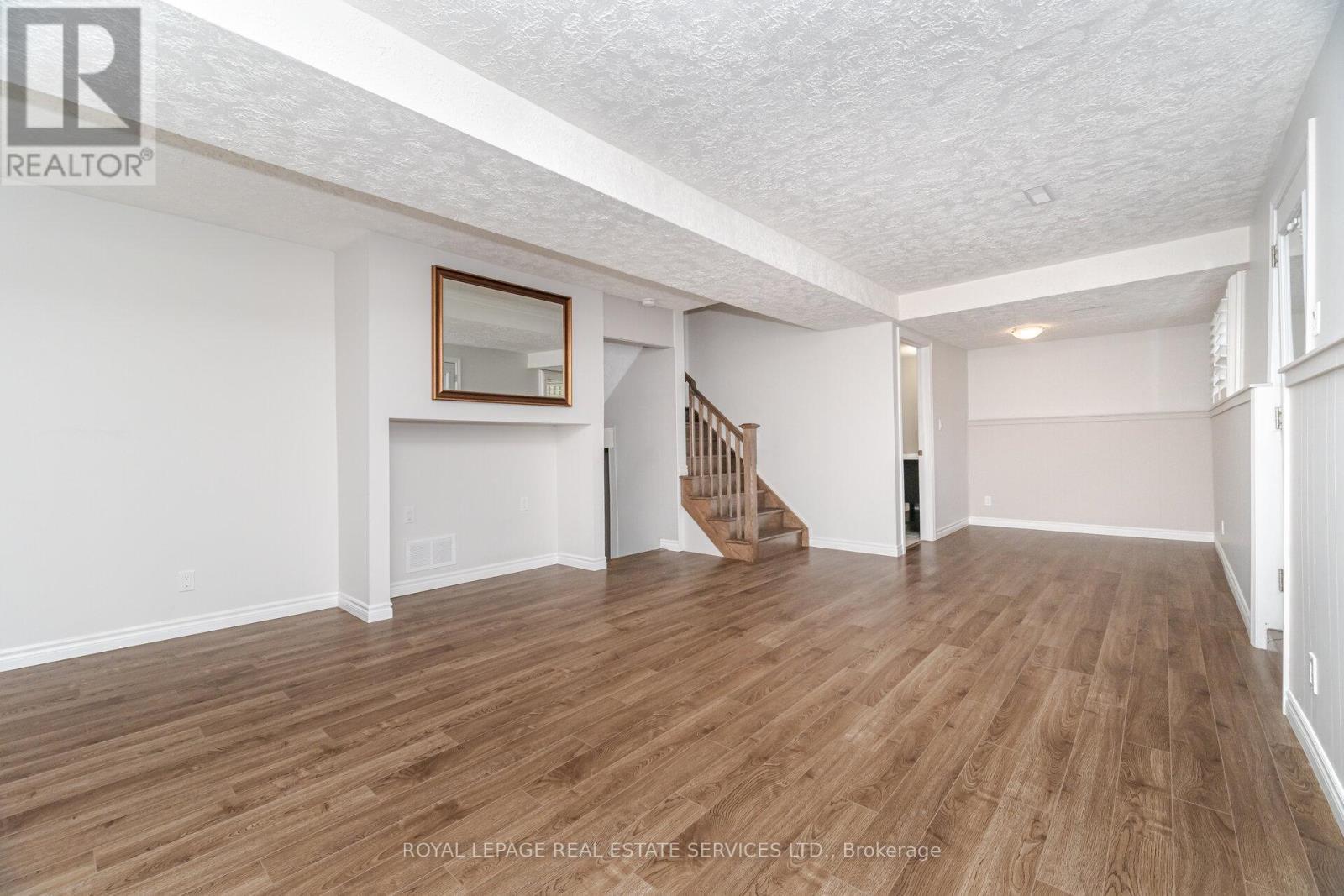 












518 VANGUARD CRESCENT

,
Oakville,




Ontario
L6L5G7

