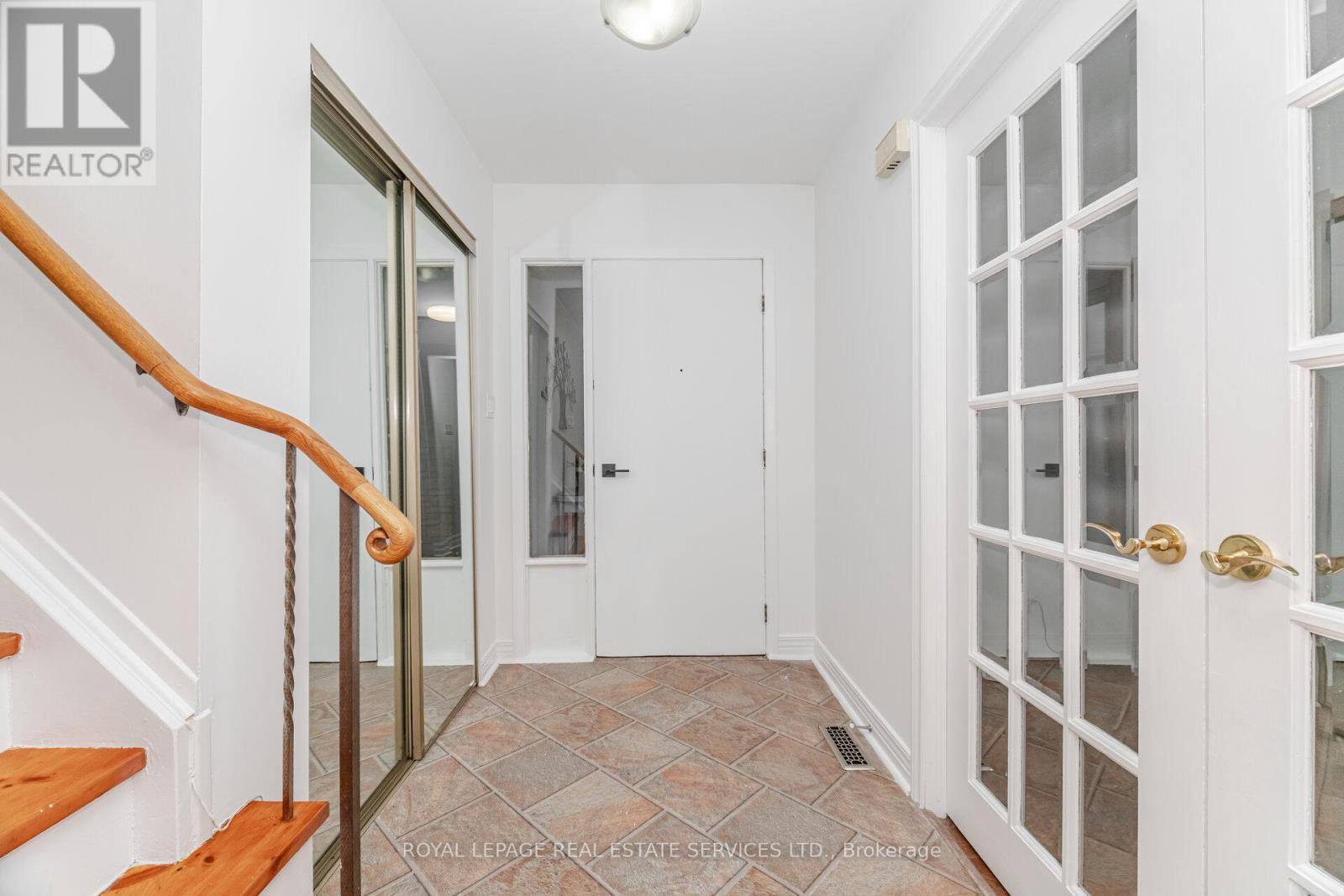 












518 VANGUARD CRESCENT

,
Oakville,




Ontario
L6L5G7


