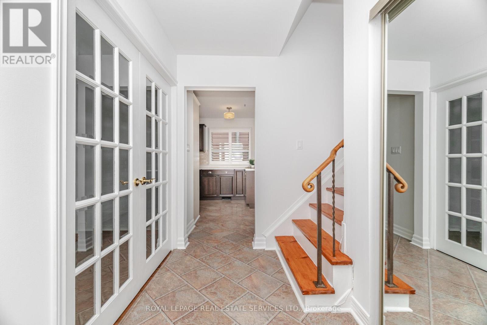 












518 VANGUARD CRESCENT

,
Oakville,




Ontario
L6L5G7

