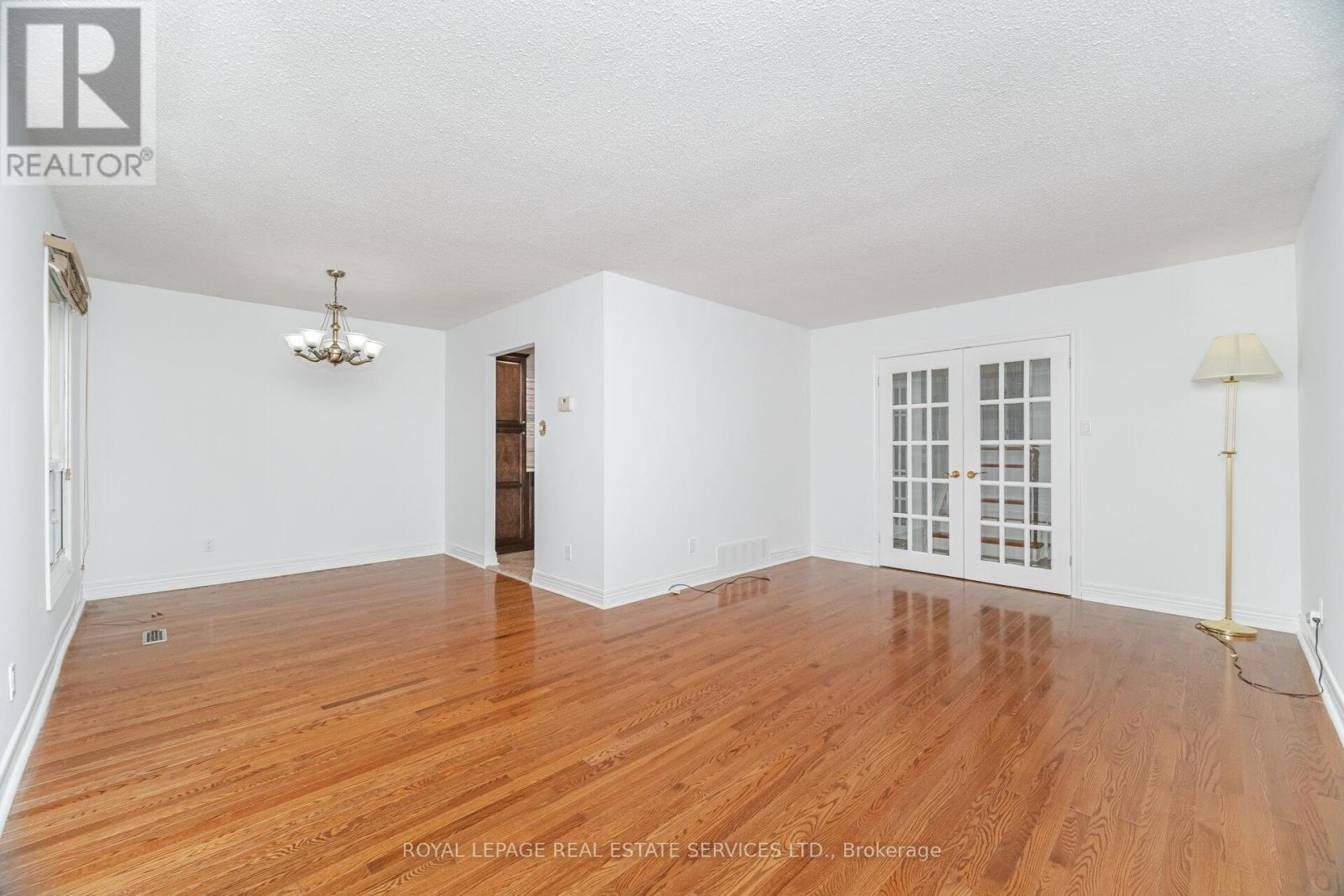 












518 VANGUARD CRESCENT

,
Oakville,




Ontario
L6L5G7

