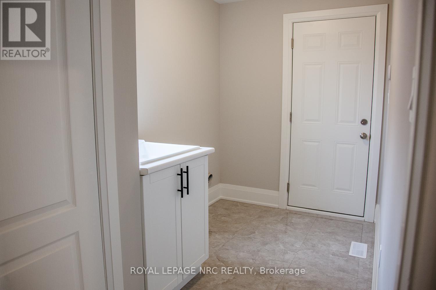 












266 PALACE STREET

,
Thorold (Thorold Downtown),




Ontario
L2V0N3

