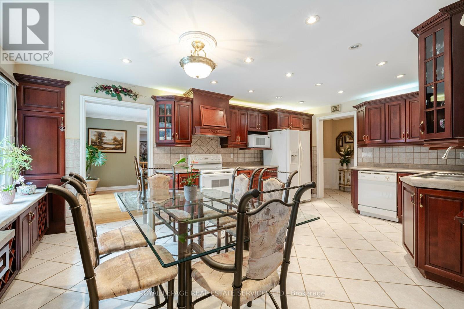 












2130 AUTUMN BREEZE DRIVE N

,
Mississauga,




Ontario
L5B1R4

