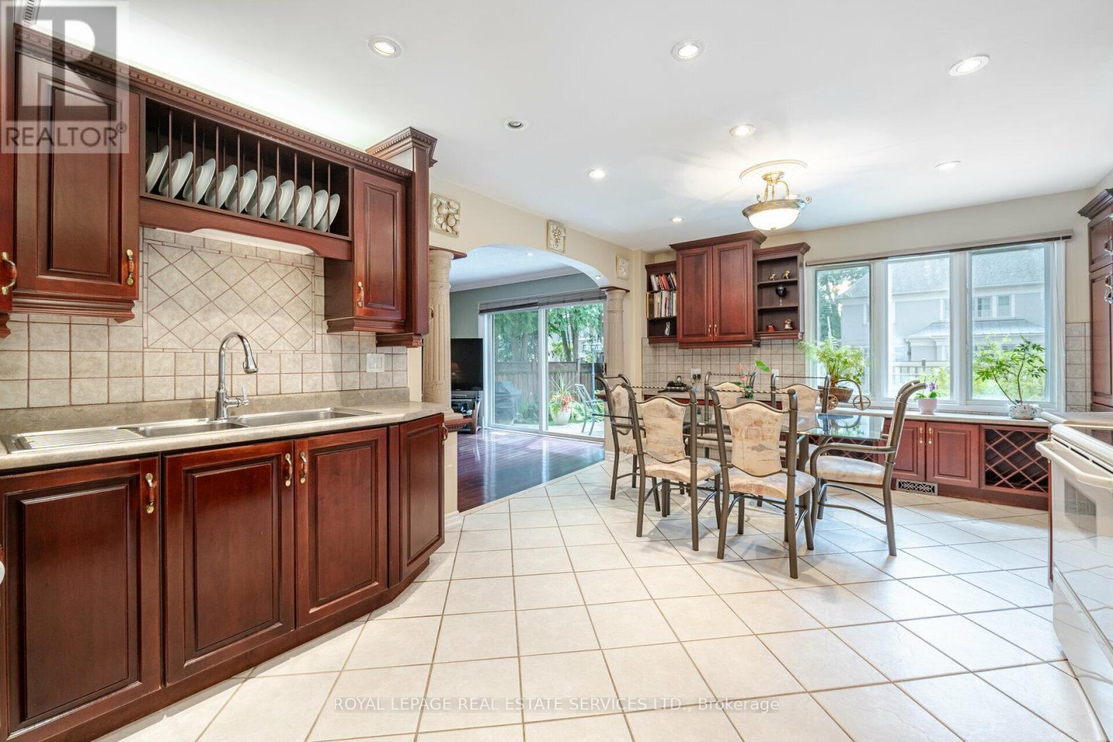 












2130 AUTUMN BREEZE DRIVE N

,
Mississauga,




Ontario
L5B1R4

