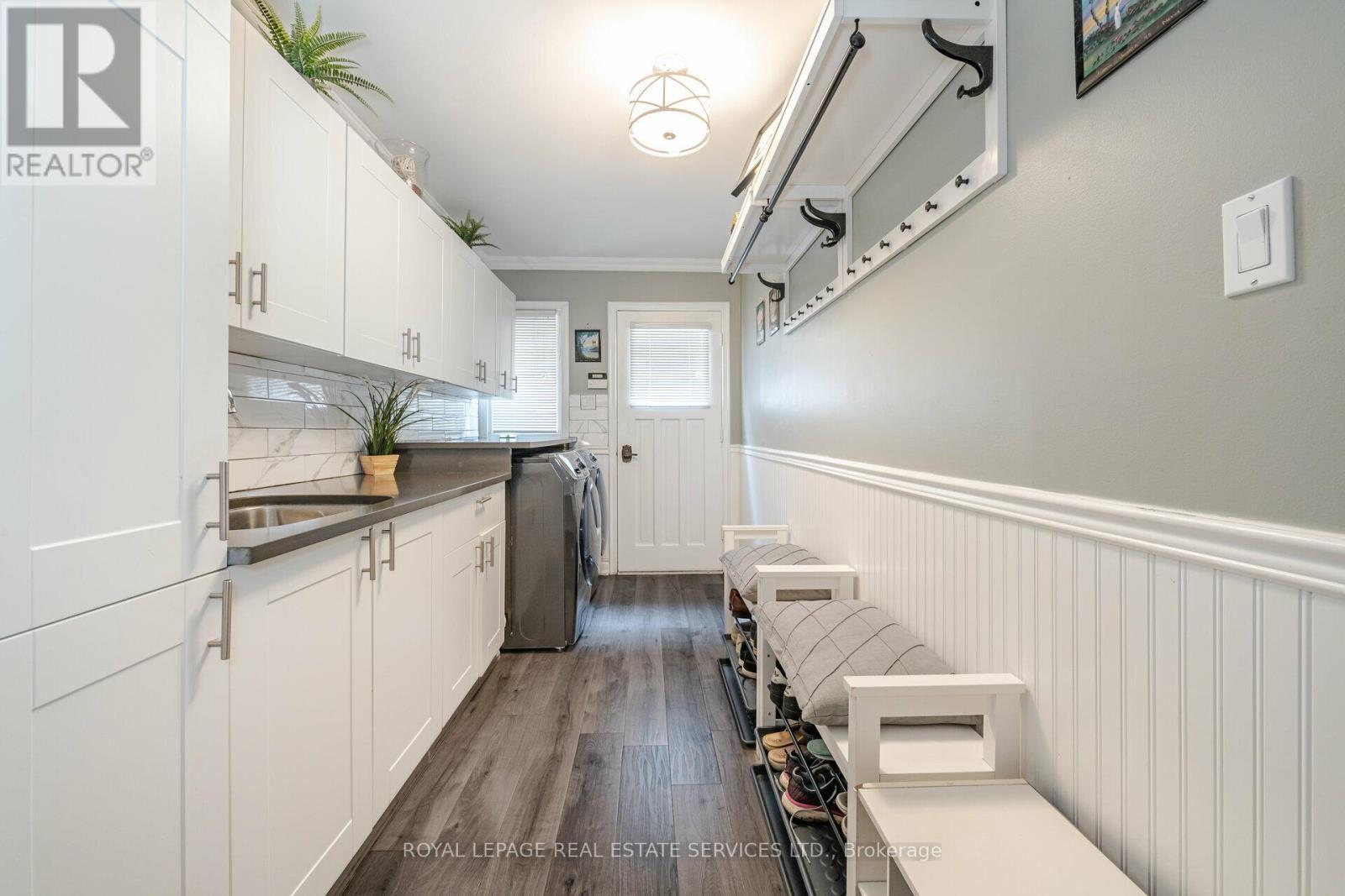 












2130 AUTUMN BREEZE DRIVE N

,
Mississauga,




Ontario
L5B1R4

