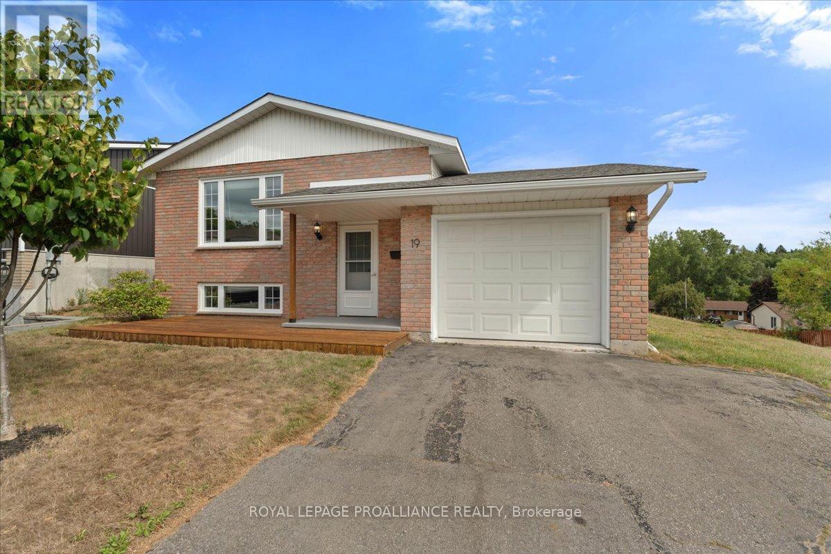 












19 FLEMING ROAD

,
Quinte West (Trenton Ward),




Ontario
K8V6P6

