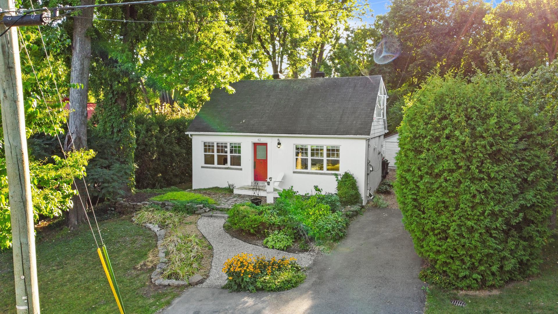 









62


Av. Waverley

,
Pointe-Claire,




QC
H9S4W8

