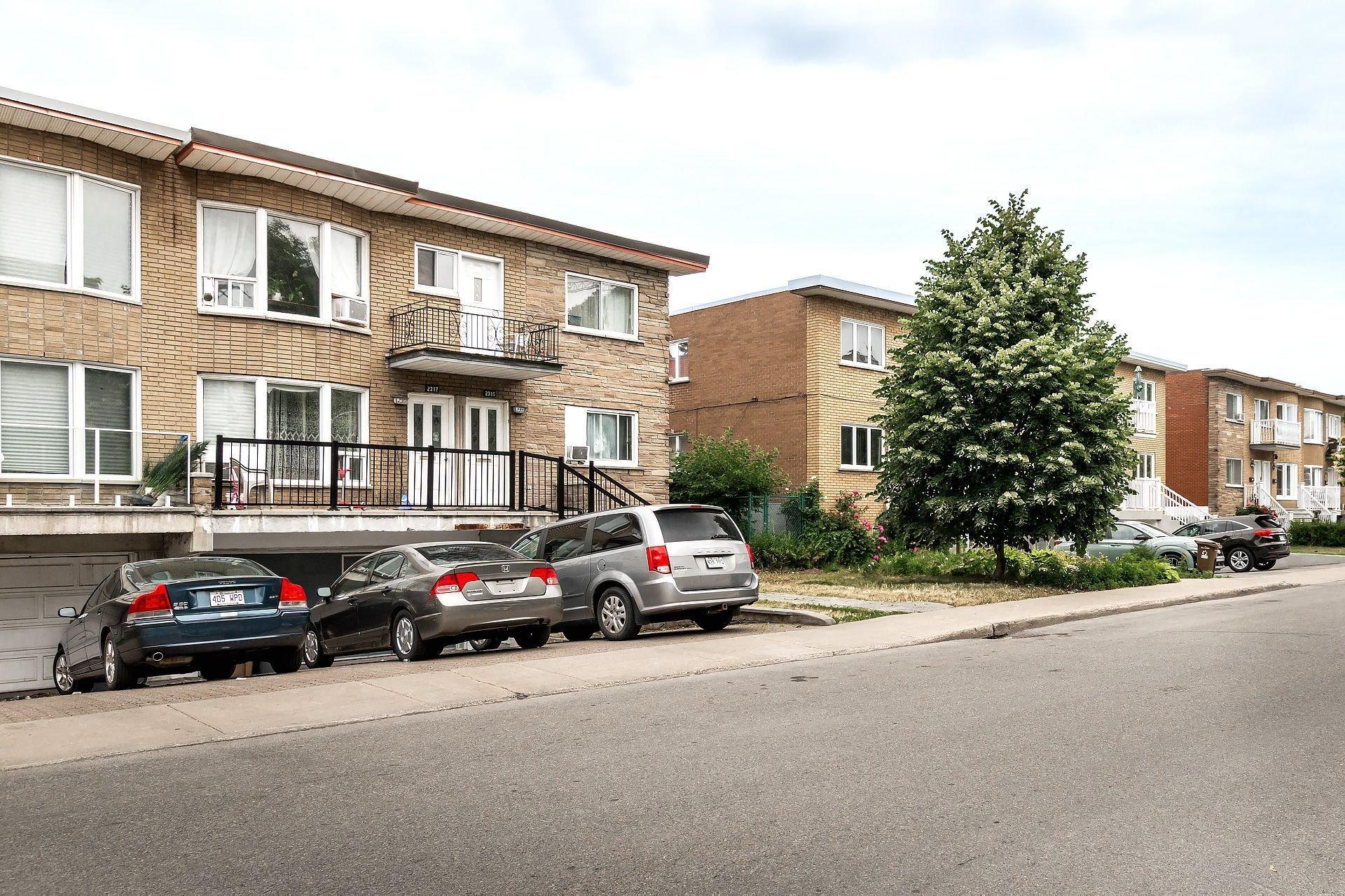 









2315

 - 2317


Rue Gold

,
Montréal (Saint-Laurent),




QC
H4M1S5

