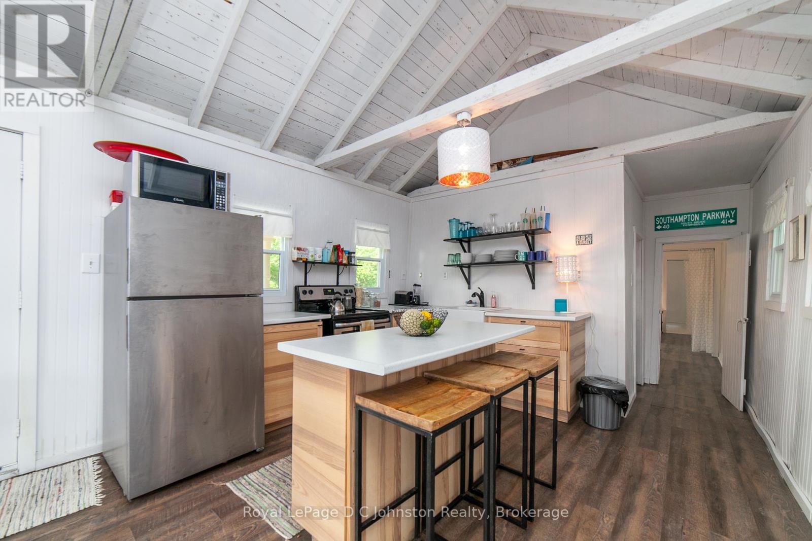 












105 5TH AVENUE S

,
Native Leased Lands,




Ontario
N0H2L0

