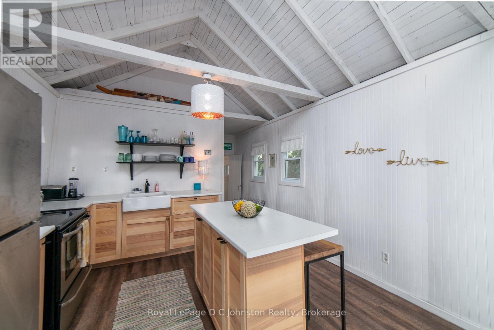 












105 5TH AVENUE S

,
Native Leased Lands,




Ontario
N0H2L0

