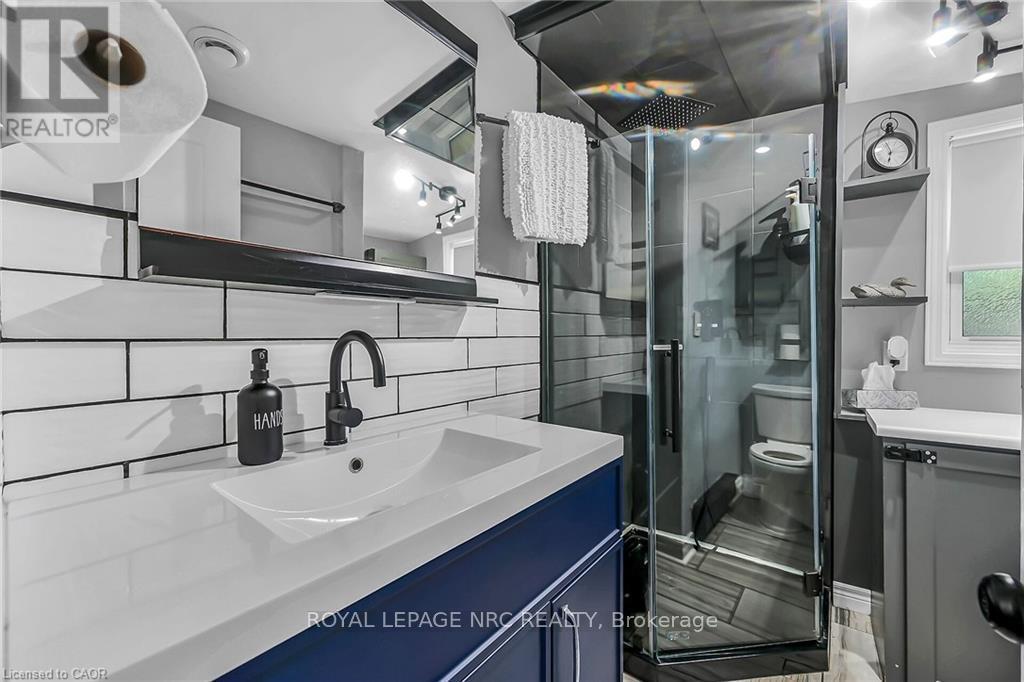 












33 DOVER STREET

,
Haldimand,




Ontario
N1A2W6

