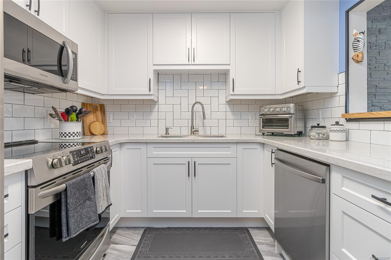 









2560


Departure Bay

Rd, 602,
Nanaimo,




BC
V9S 5P1

