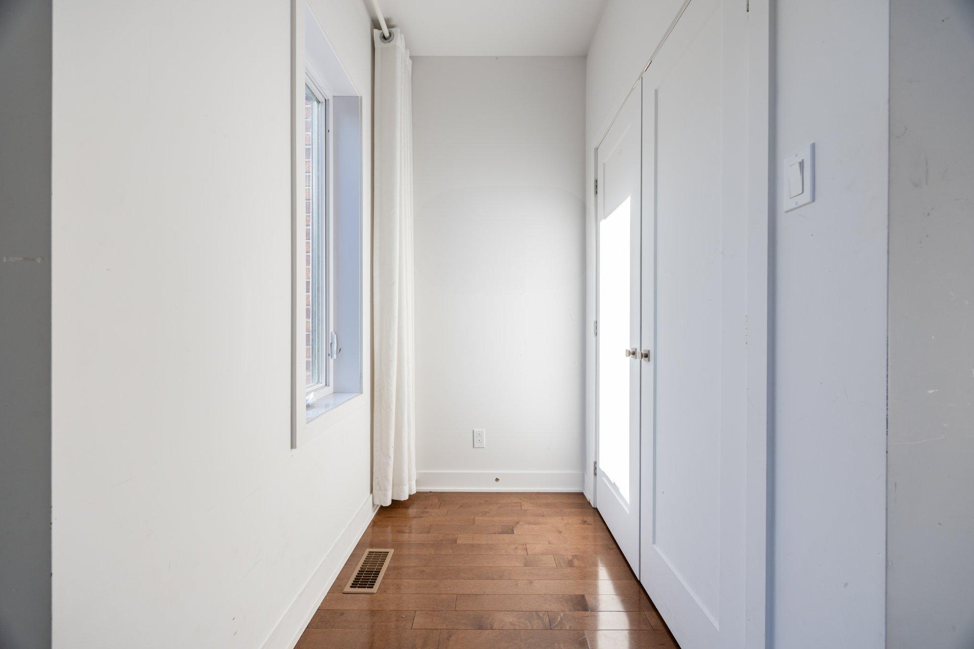 









1036Z


Rue Jacqueline-Sicotte

,
Montréal (LaSalle),




QC
H8N0G9

