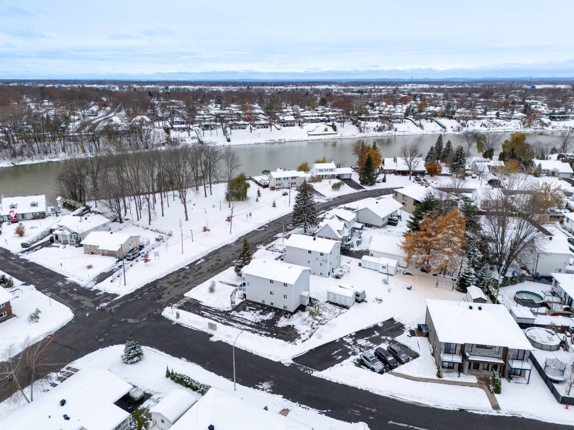 









351A

 - 351D


Rue du Bord-de-l'Eau

,
Sorel-Tracy,




QC
J3P7V6

