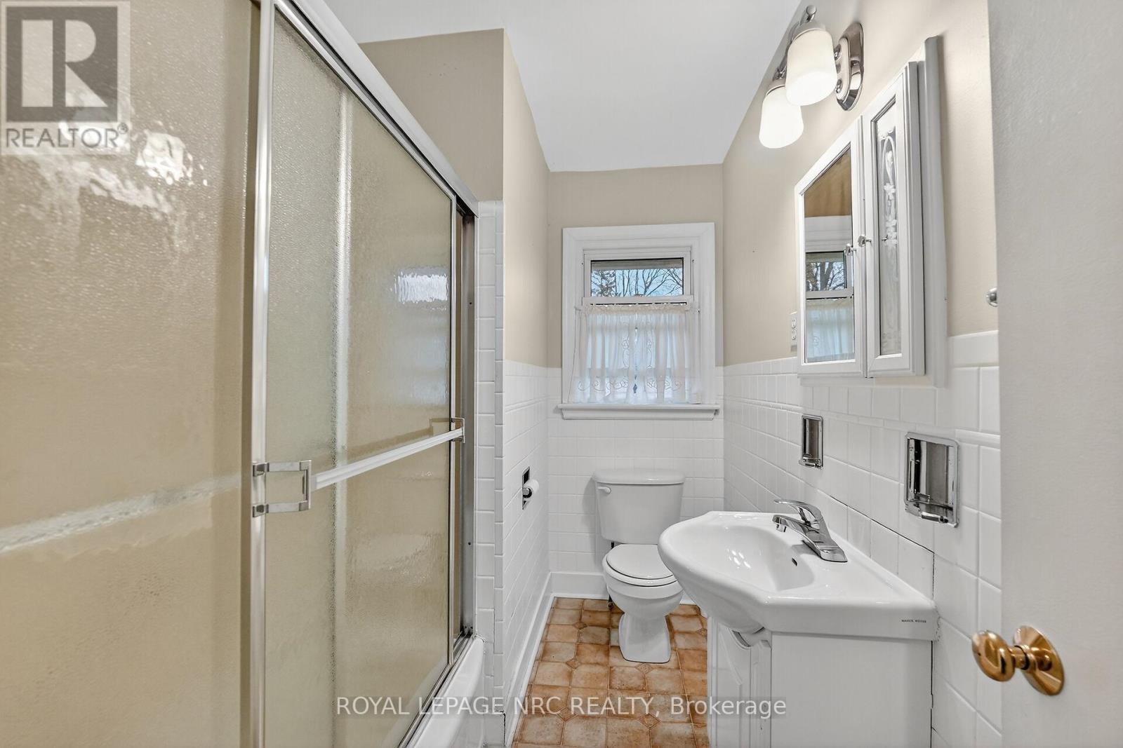 












25 ELM RIDGE DRIVE

,
St. Catharines (Glendale/Glenridge),




Ontario
L2T2A7

