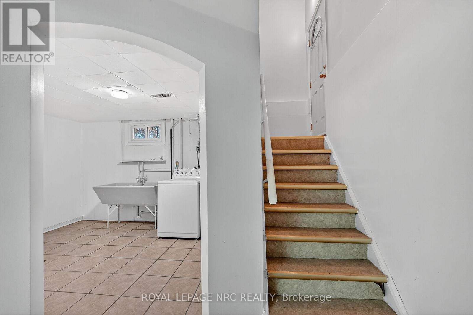 












25 ELM RIDGE DRIVE

,
St. Catharines (Glendale/Glenridge),




Ontario
L2T2A7

