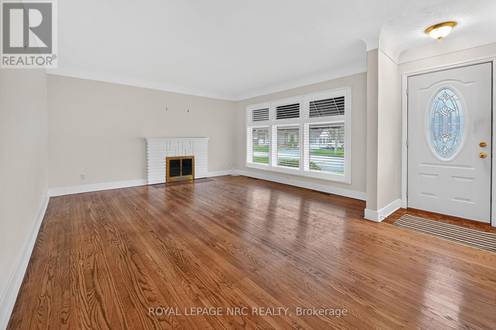 












25 ELM RIDGE DRIVE

,
St. Catharines (Glendale/Glenridge),




Ontario
L2T2A7

