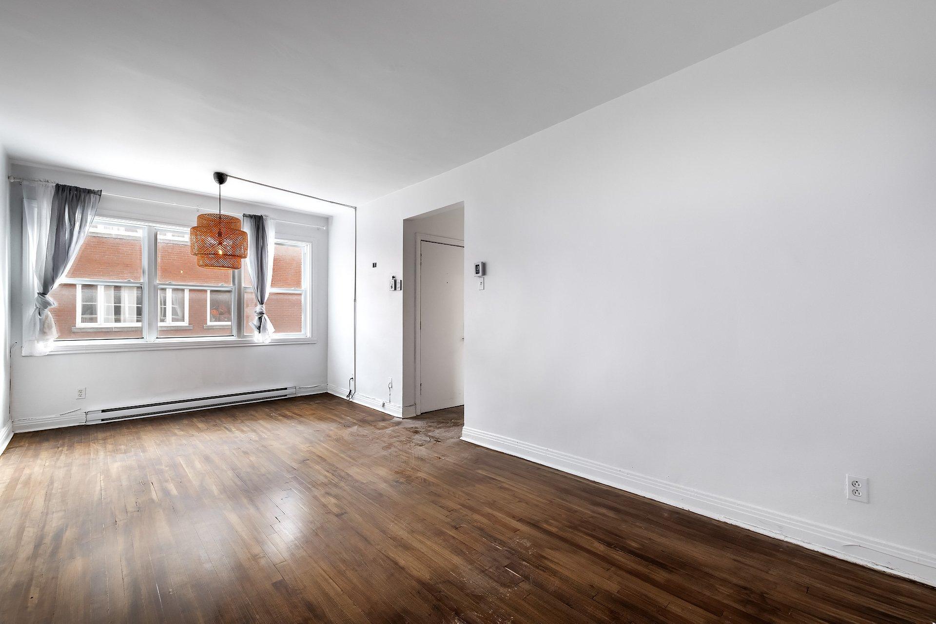 









991


Av. Rockland

,
Montréal (Outremont),




QC
H2V3A3

