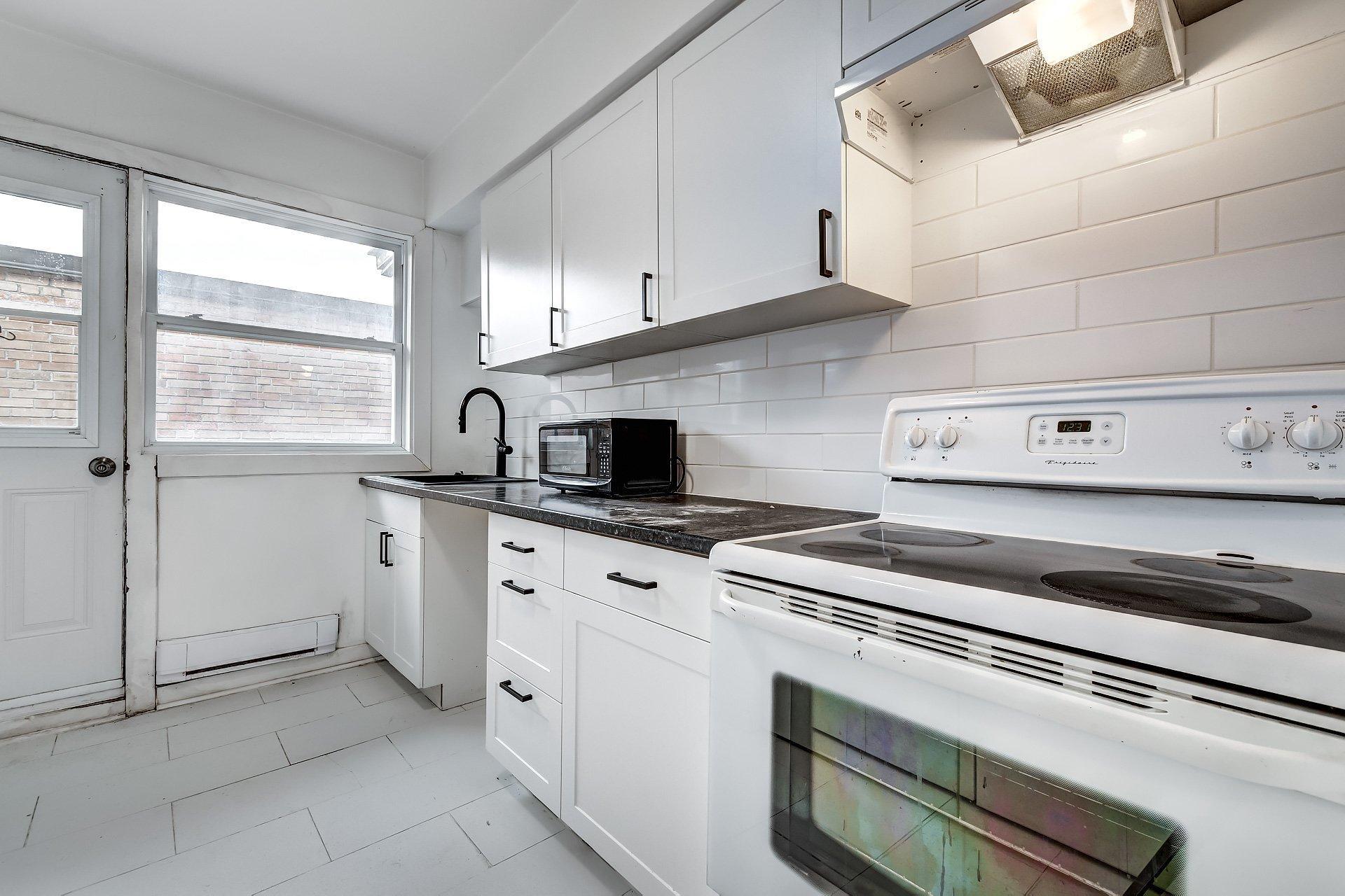 









991


Av. Rockland

,
Montréal (Outremont),




QC
H2V3A3

