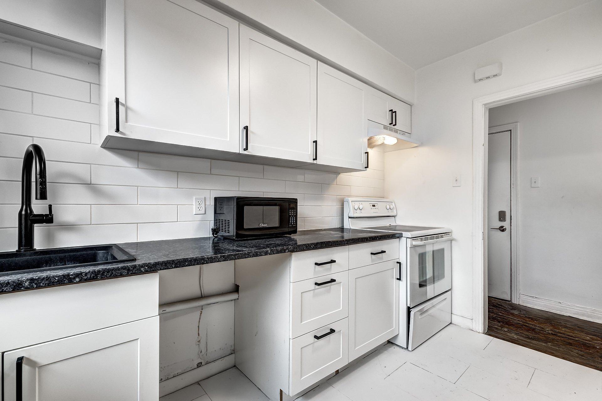 









991


Av. Rockland

,
Montréal (Outremont),




QC
H2V3A3

