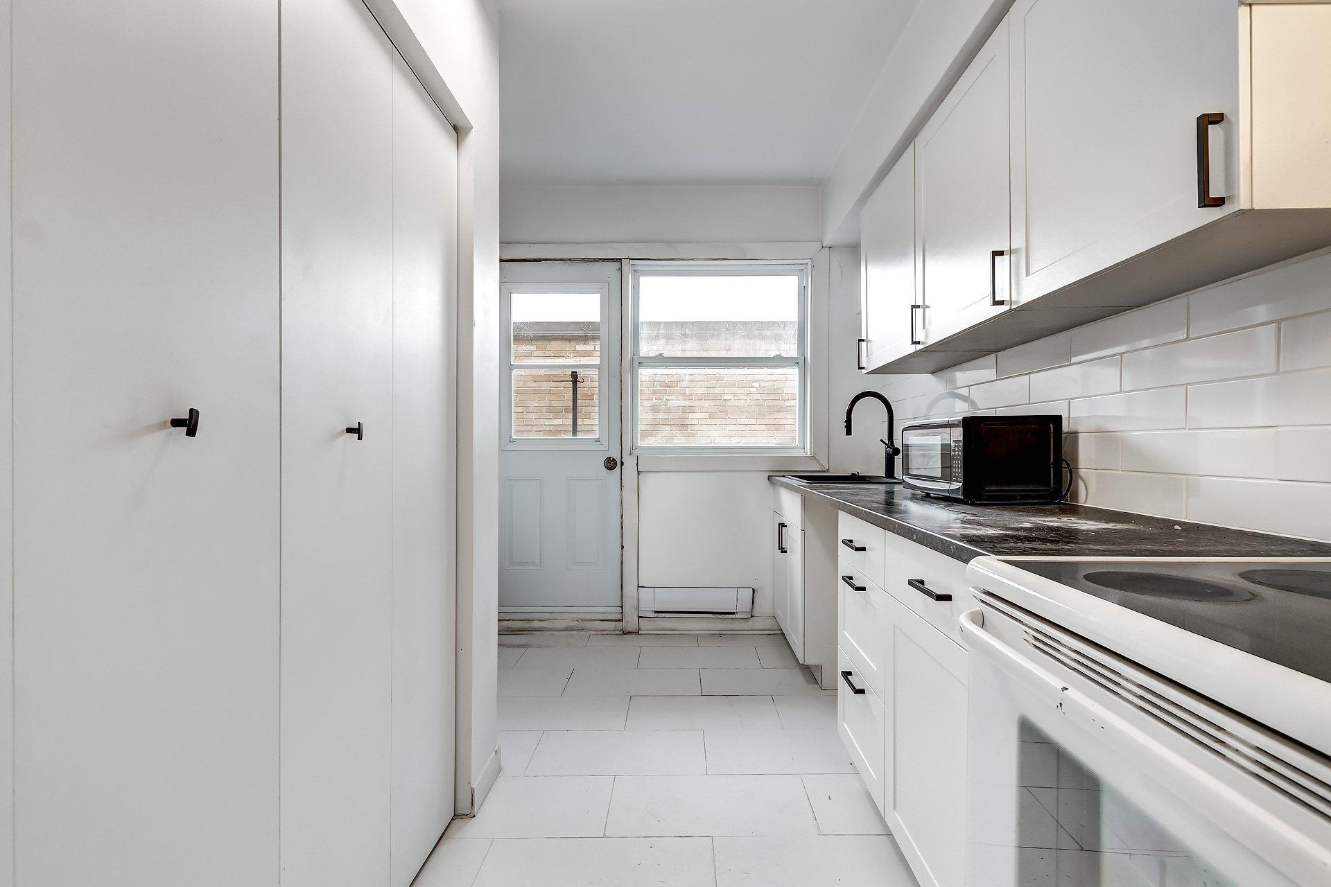 









991


Av. Rockland

,
Montréal (Outremont),




QC
H2V3A3

