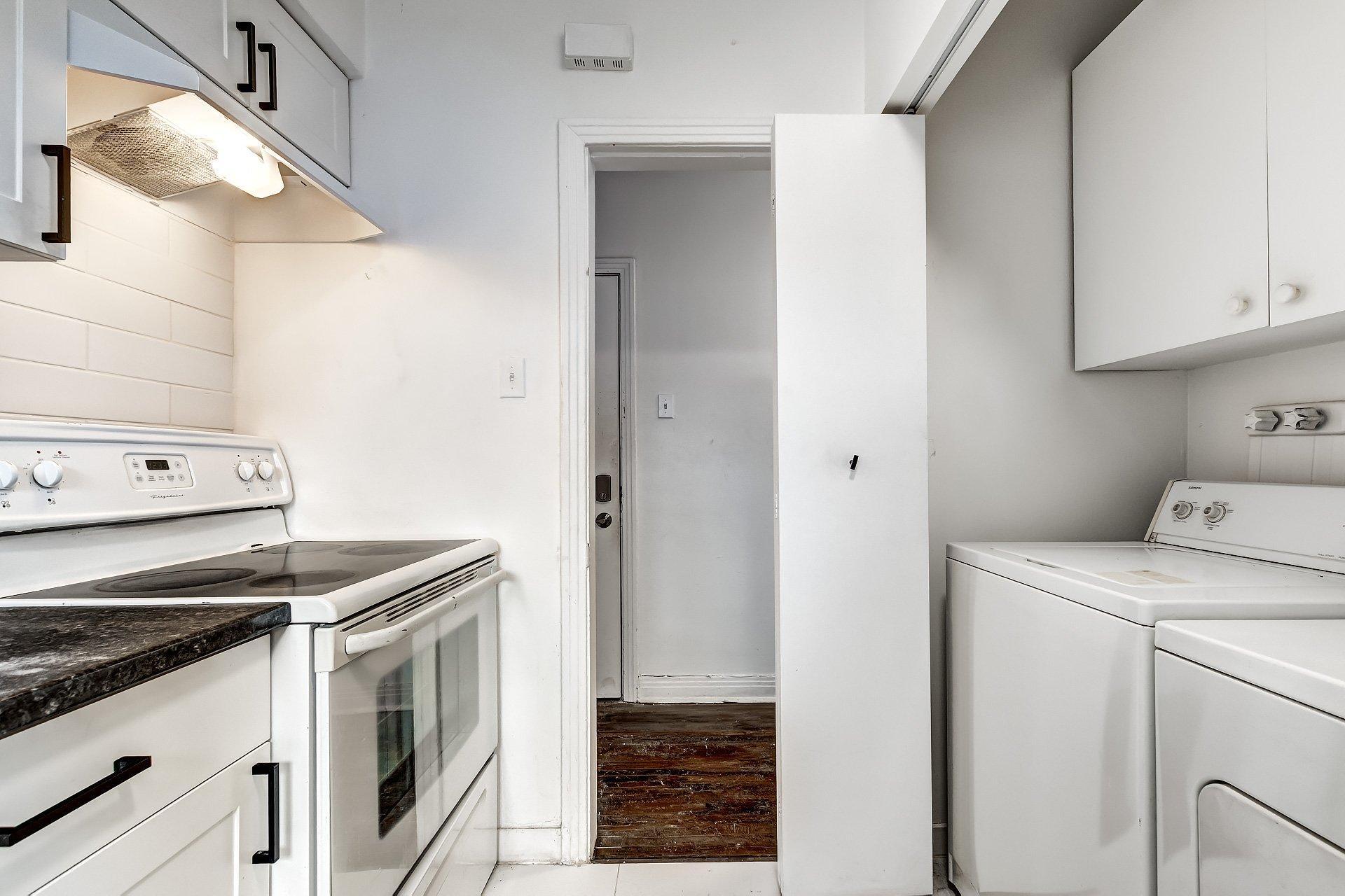 









991


Av. Rockland

,
Montréal (Outremont),




QC
H2V3A3

