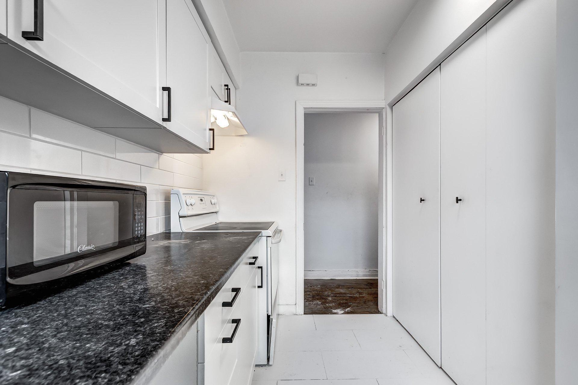 









991


Av. Rockland

,
Montréal (Outremont),




QC
H2V3A3

