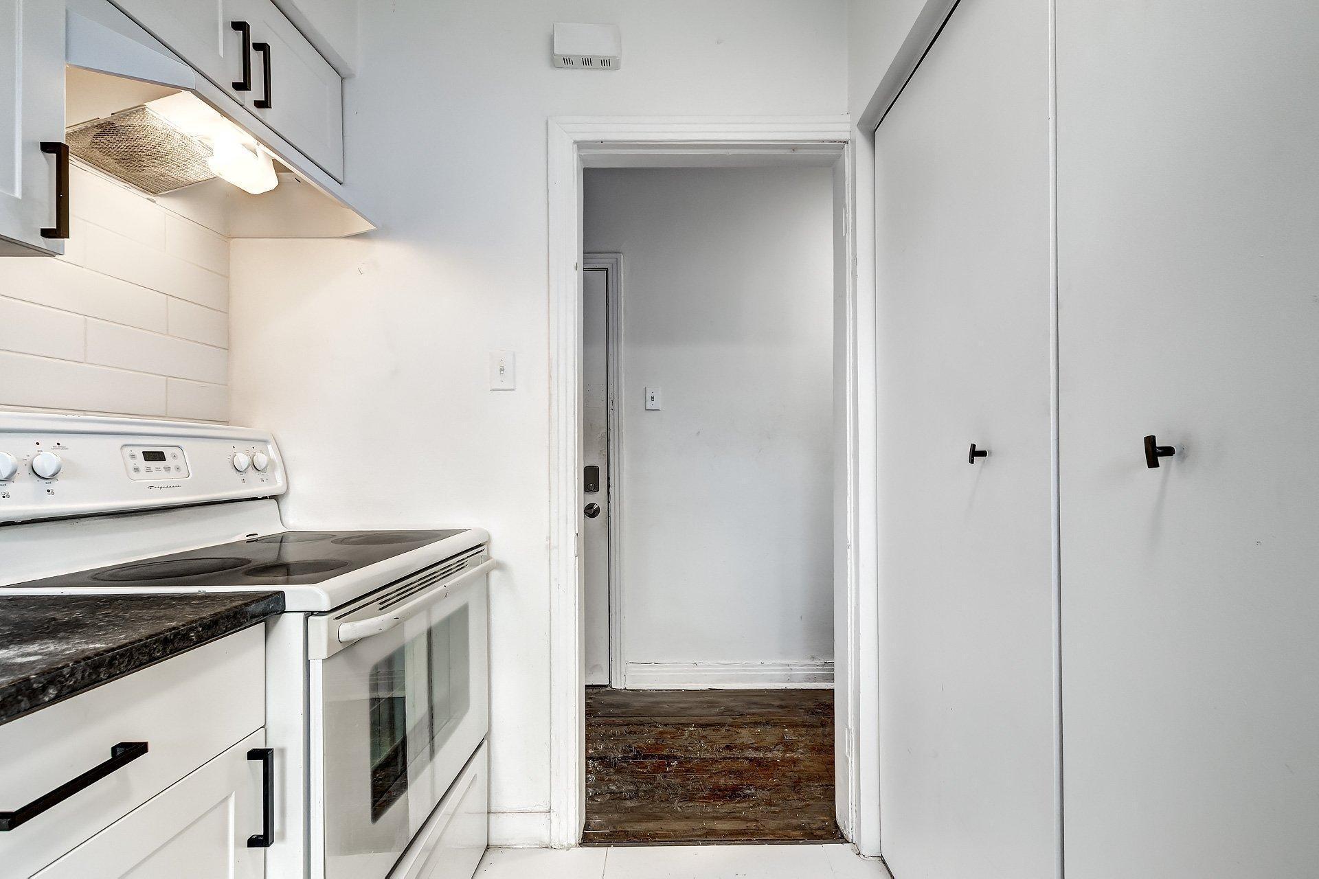 









991


Av. Rockland

,
Montréal (Outremont),




QC
H2V3A3

