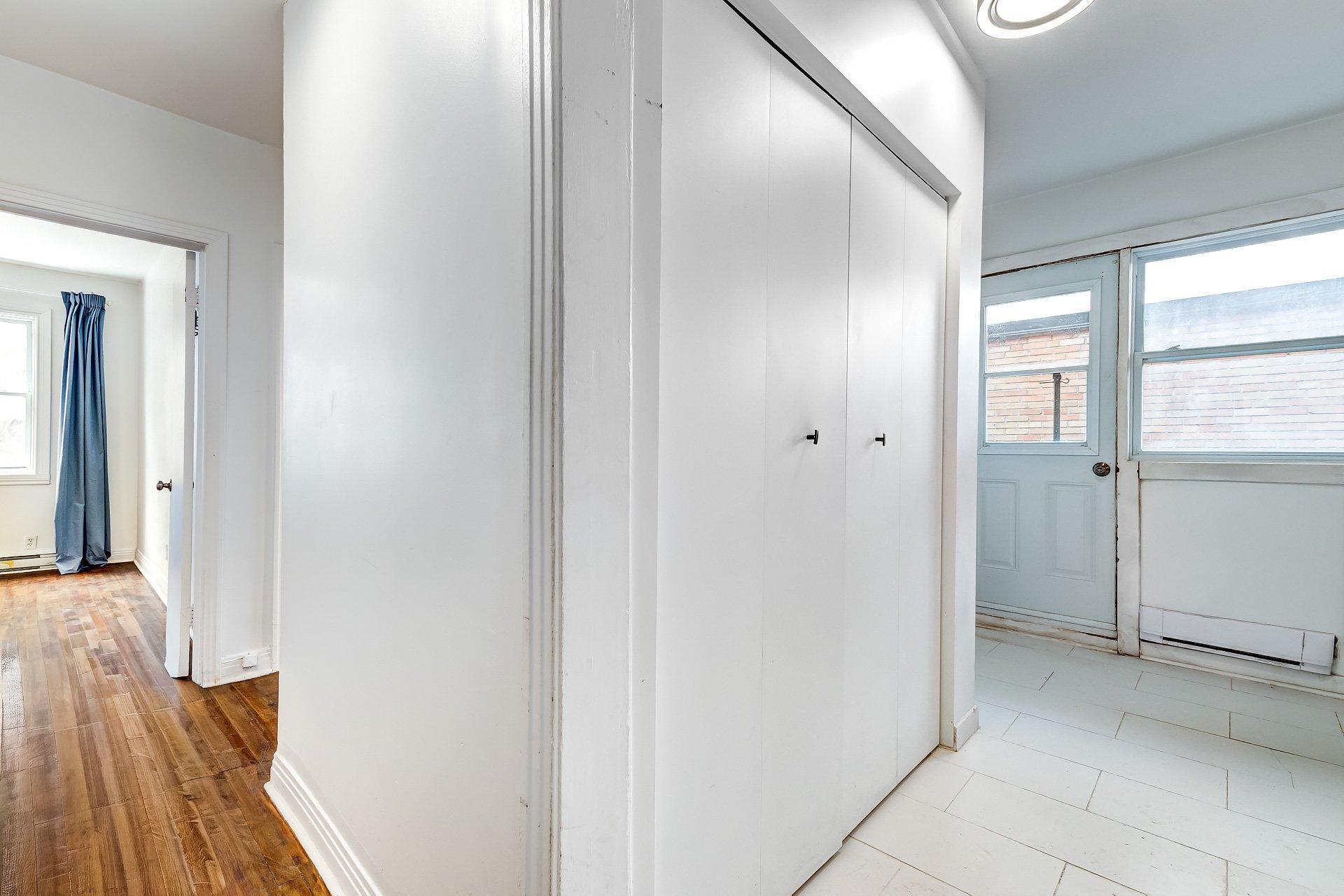 









991


Av. Rockland

,
Montréal (Outremont),




QC
H2V3A3

