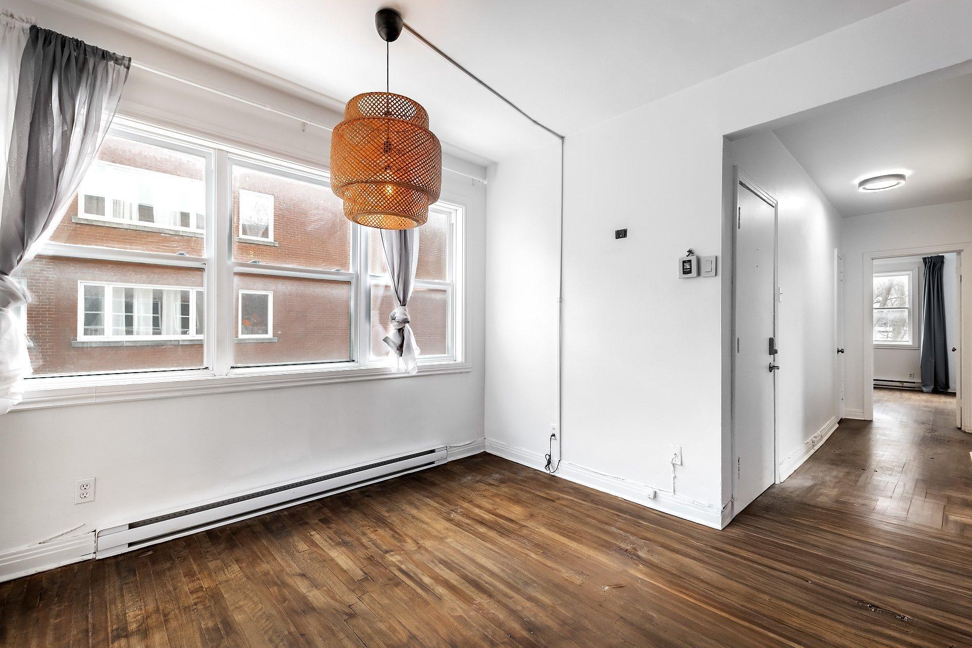 









991


Av. Rockland

,
Montréal (Outremont),




QC
H2V3A3

